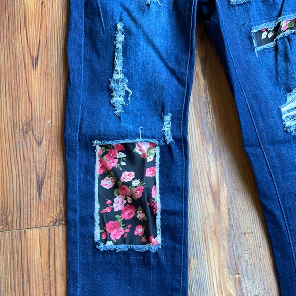 Jeans with floral backed holes - Picture 2 of 4